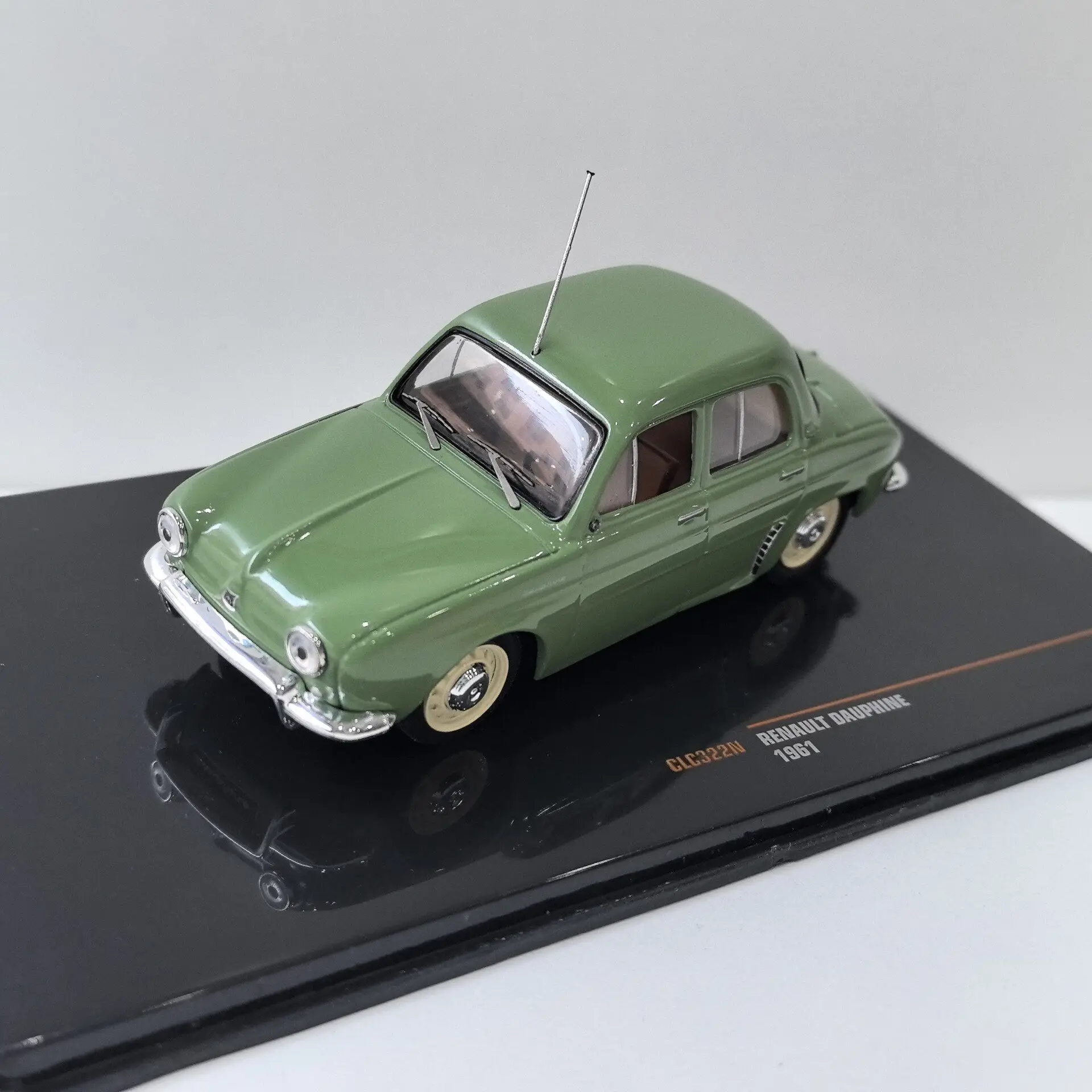 Фото Масштабная модель автомобиля RENAULT DAUPHINE 1961 из литого металла IXO 1/43 №4