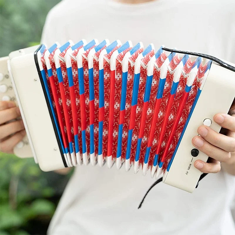 Гармошка маленькая концертина. Музыкальный инструмент мини баян. Миниатюрный аккордеон. Концертина хохнер. Гармошка концертина.