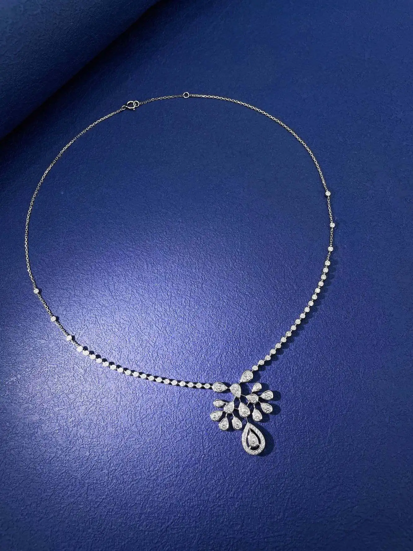 Женское колье из 18-каратного золота с бриллиантами