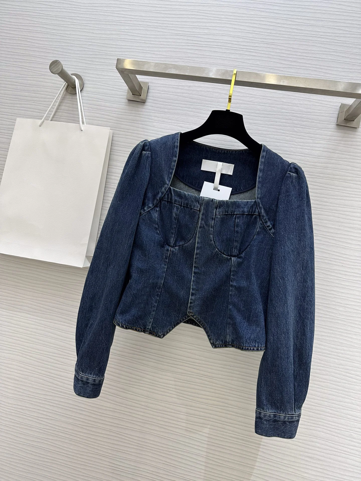 

Винтажная шикарная джинсовая куртка 2023, укороченный дизайн, U-образный вырез, идеально открытая линия воротника, современный элегантный