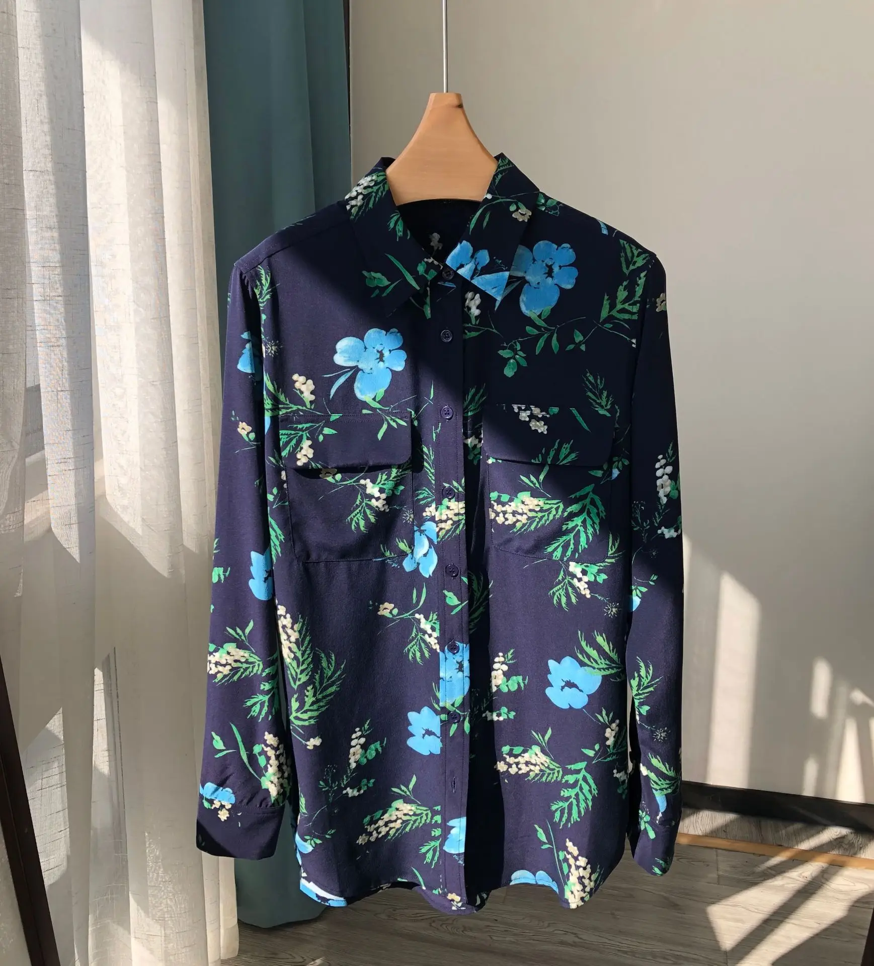 

French Romantic Double Pocket Navy Blue silk Women Shirt Background Vanilla Printed Sand Washed mulberry Silk Long Sleeve Shirt.