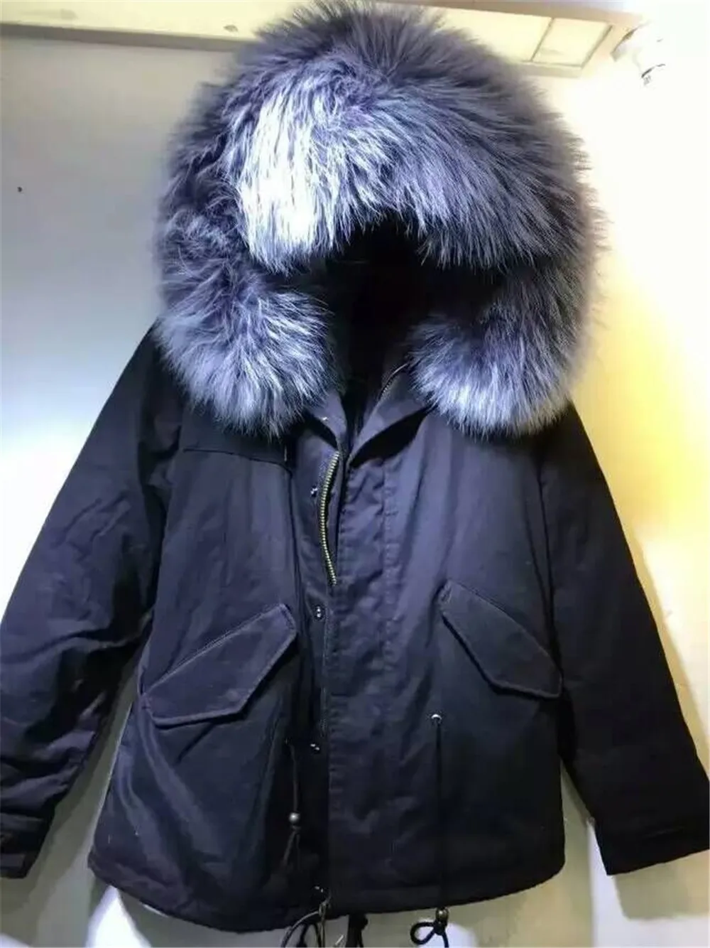 Женское зимнее пальто с большим воротником из меха енота | Женская одежда