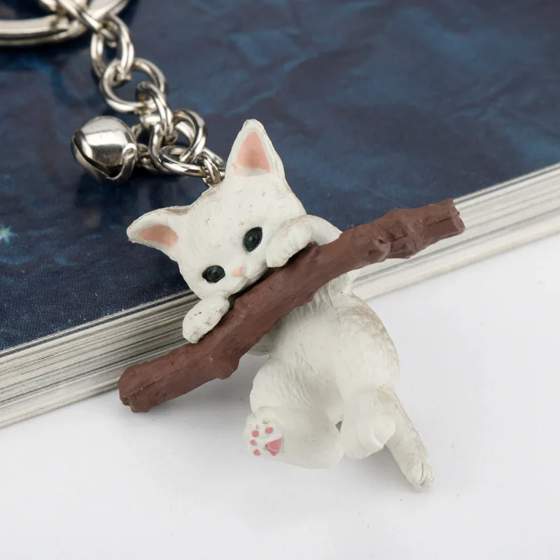 

3D Cute Cat Animal Brooch White Cat Brooches Holding a Branch Cat Hug Tree Brooch Three-dimensional Lapel Pins Bag Decoration