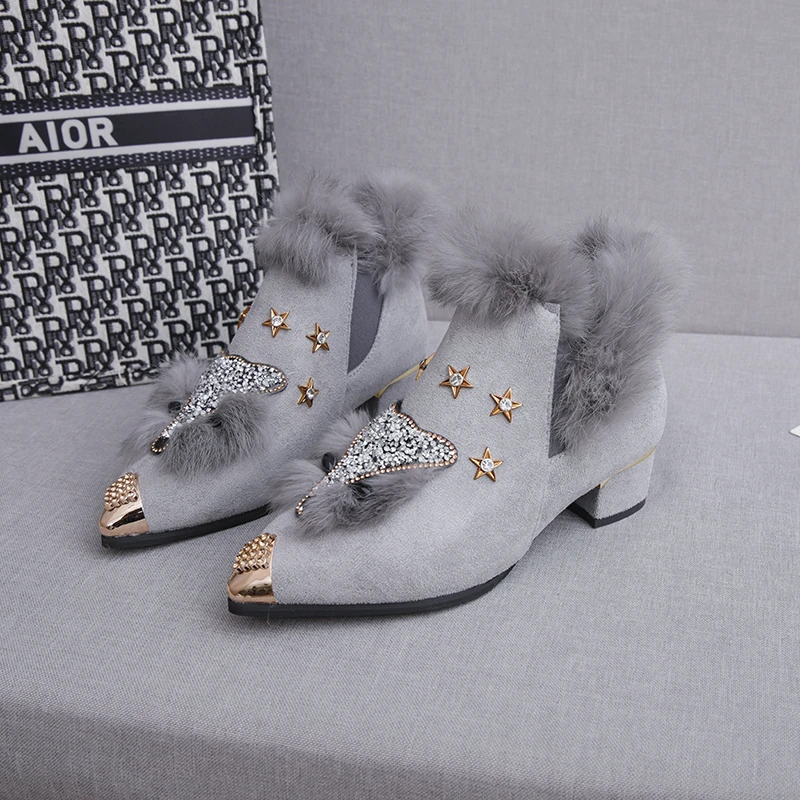 

Женские зимние ботинки Осень-зима 2022 модная женская обувь с металлическим острым носком женские плюшевые ботильоны на толстом каблуке высо...