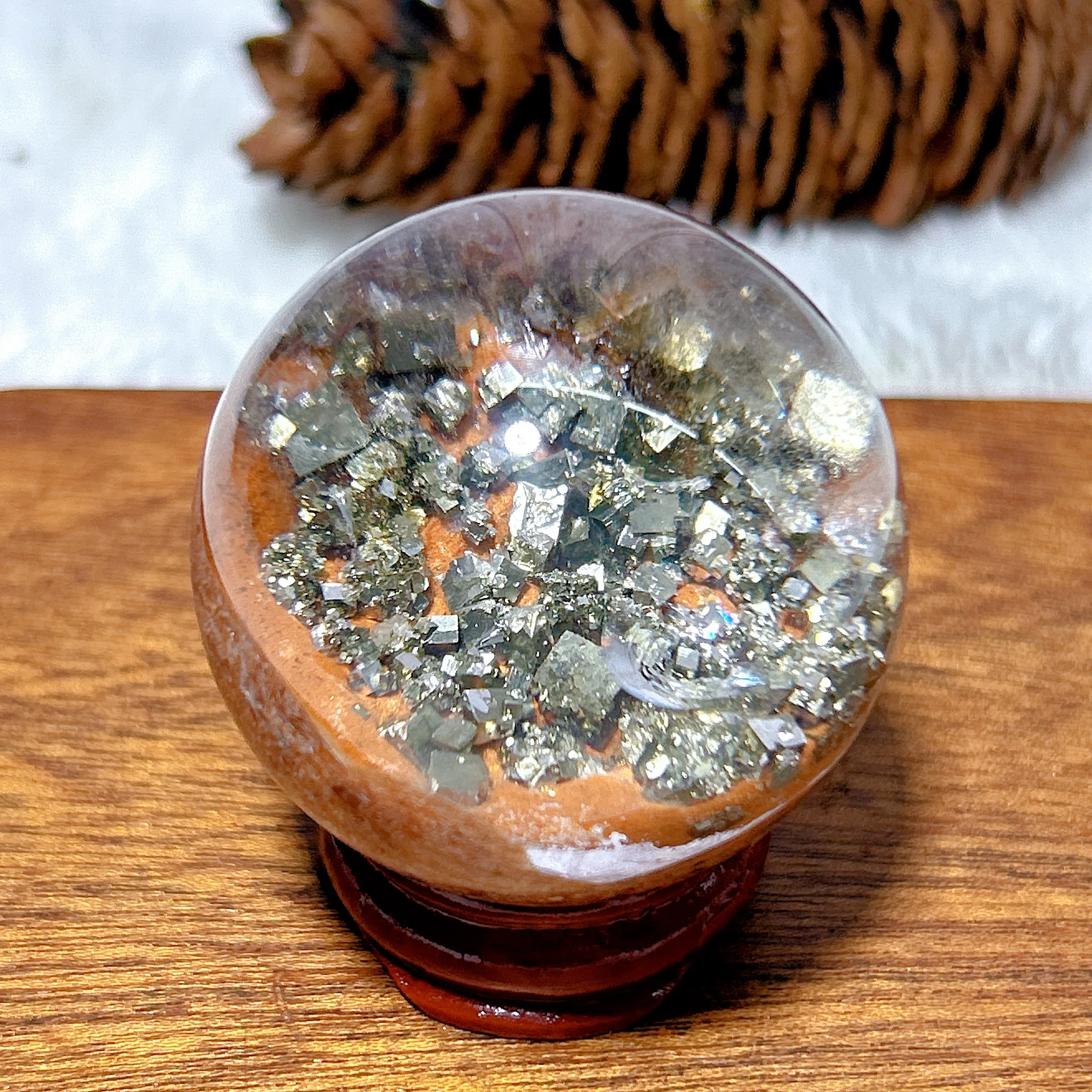 Натуральный кристалл пирит