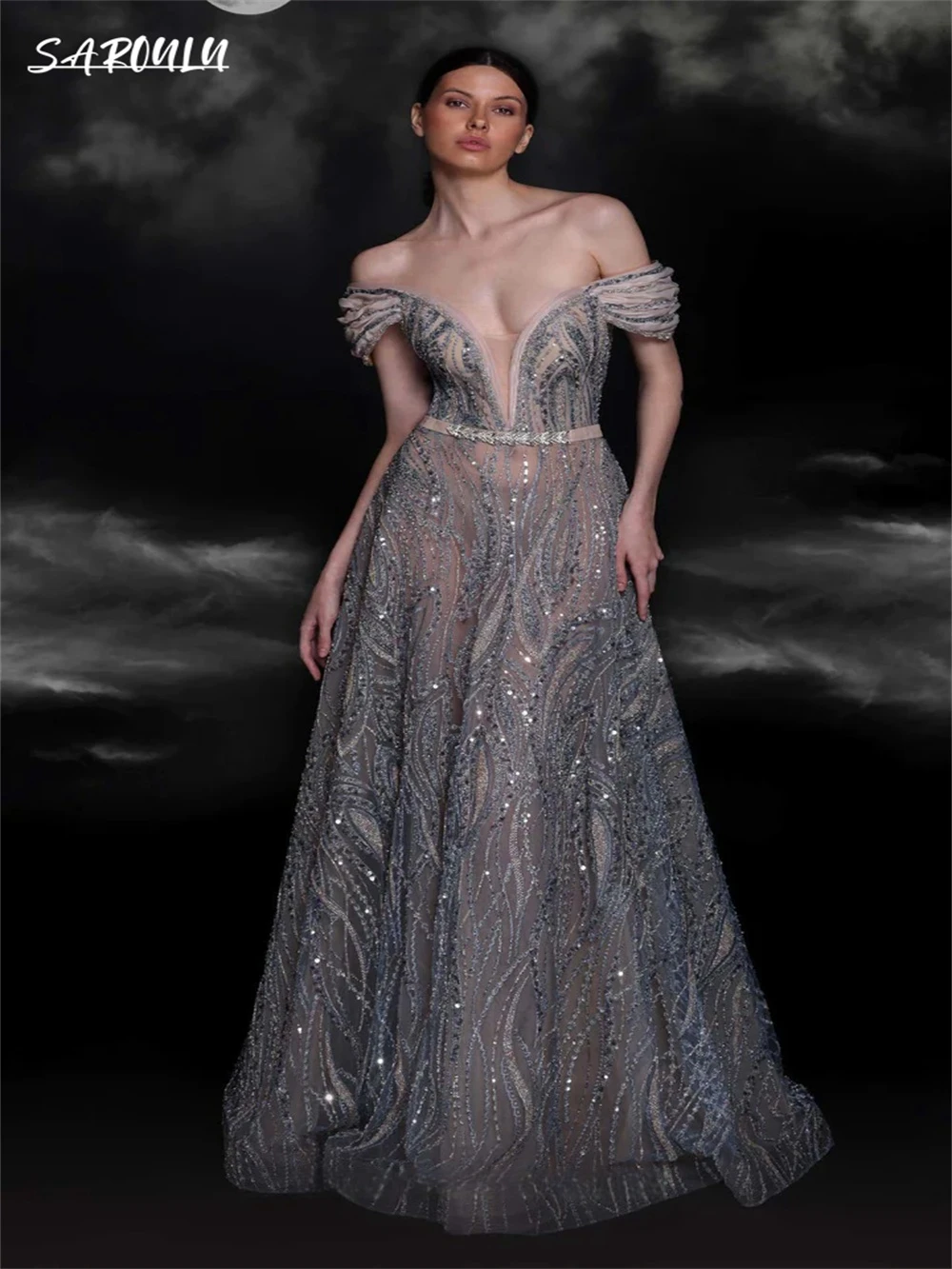 Блестящее вечернее платье с открытыми