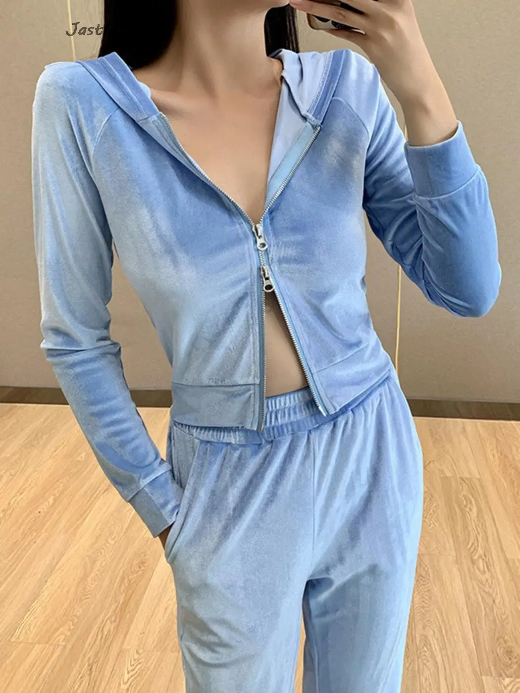 Женский бархатный костюм с капюшоном комплект из двух предметов вышитыми