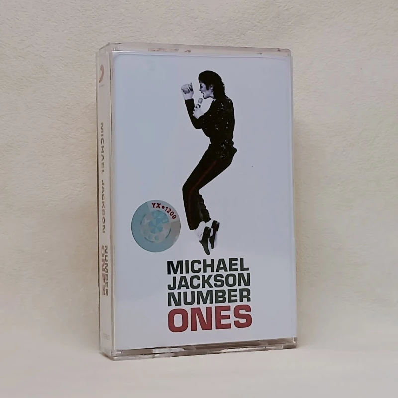 Фото Коллекция музыкальных кассет Майкла Джексона: альбомы Thriller, Dangerous, Beat It, а также кассеты для косплея, автомобильные магнитолы, Walkman, саундтреки, коллекционные наборы. №3