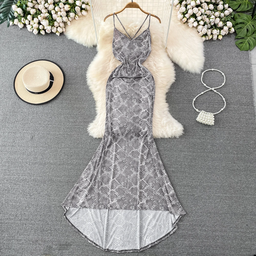 

Приталенное платье-годе в стиле ретро с открытой спиной и змеиным принтом