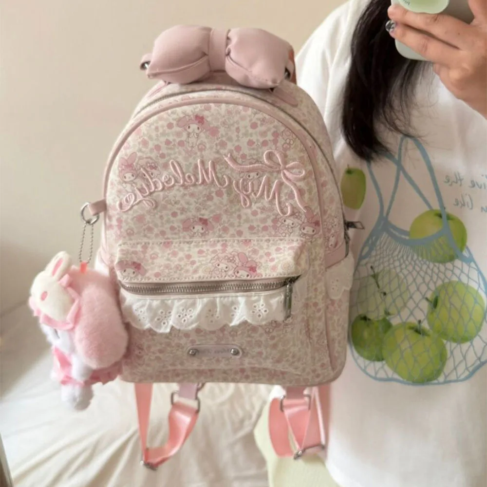 Фото Милый розовый мини-рюкзак My Melody с цветочным принтом по всей поверхности, повседневный городской рюкзак с мультяшным бантом и плюшевым брелоком, маленькая школьная сумка №2
