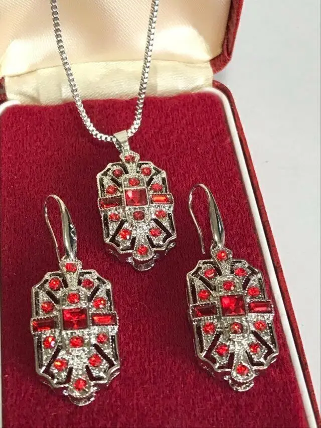 

Серьги-подвески и ожерелье в стиле арт-деко с кристаллами