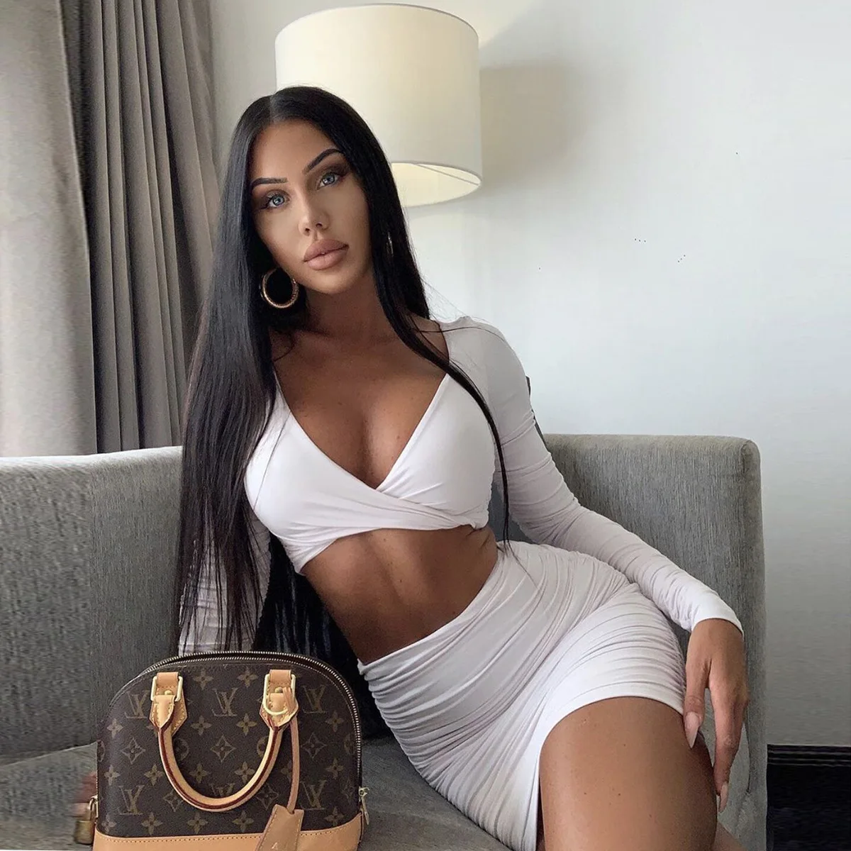 

Костюм из двух предметов с плиссированной юбкой с V-образным вырезом и длинными рукавами