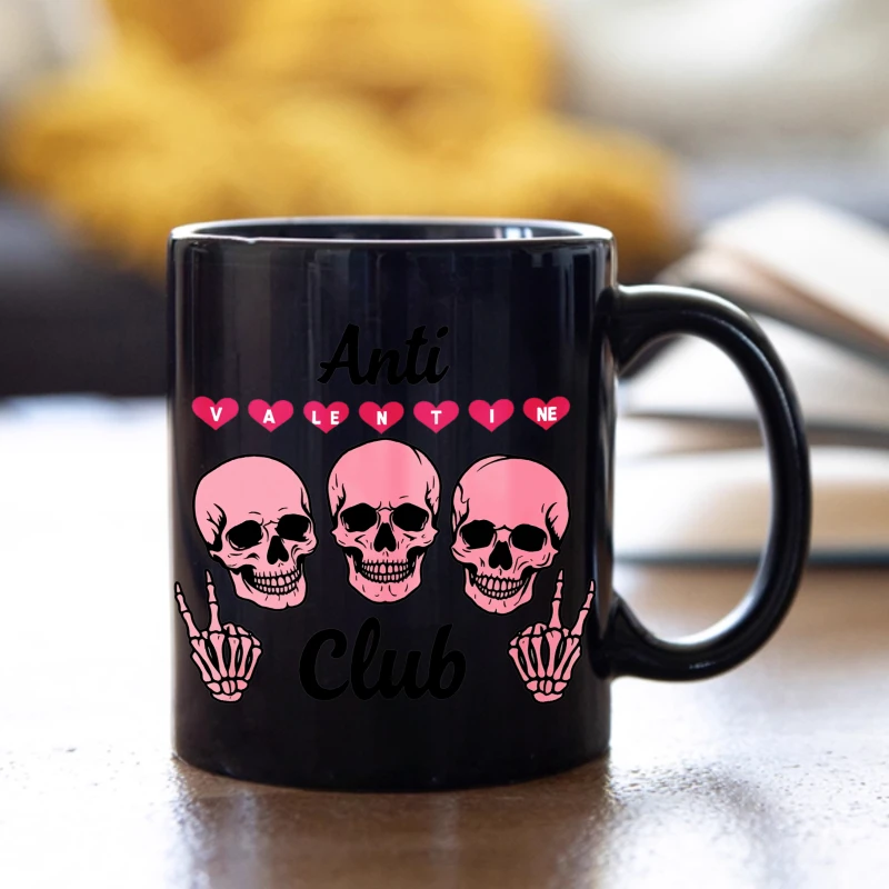 Фото Черная кружка Anti-Valentine's Club с розовым черепом и сердечком, подходит в качестве подарка на День святого Валентина. №5