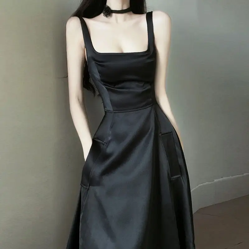 

Художественное платье на бретелях, с тонкой талией, с широким плечевым ремнем, черная юбка средней длины с разрезом