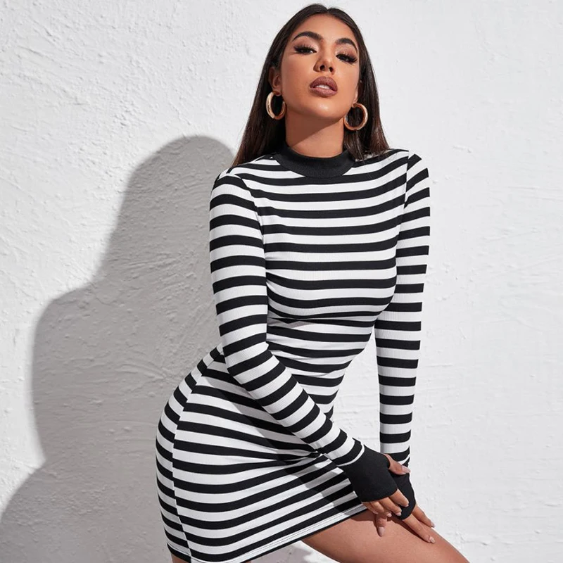 Платье женское черно-белое в полоску с длинным рукавом и круглым вырезом