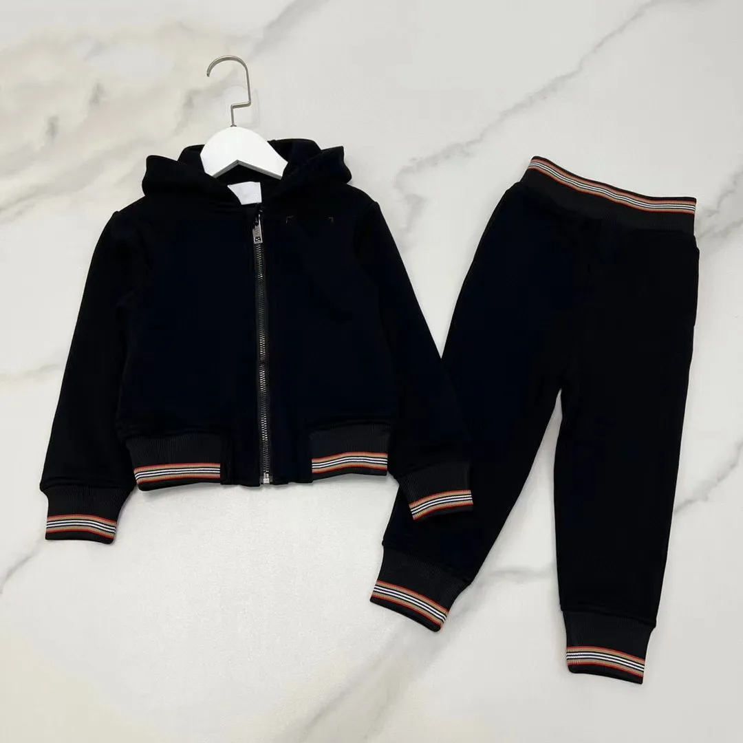 

Новинка Осень-зима 2022, черная толстовка с капюшоном для мальчиков и девочек + штаны, Спортивная Высококачественная детская одежда для отдых...