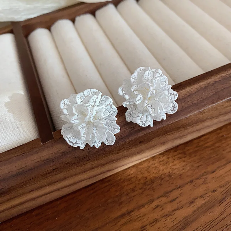 Женские акриловые серьги-гвоздики с белым и красным цветком