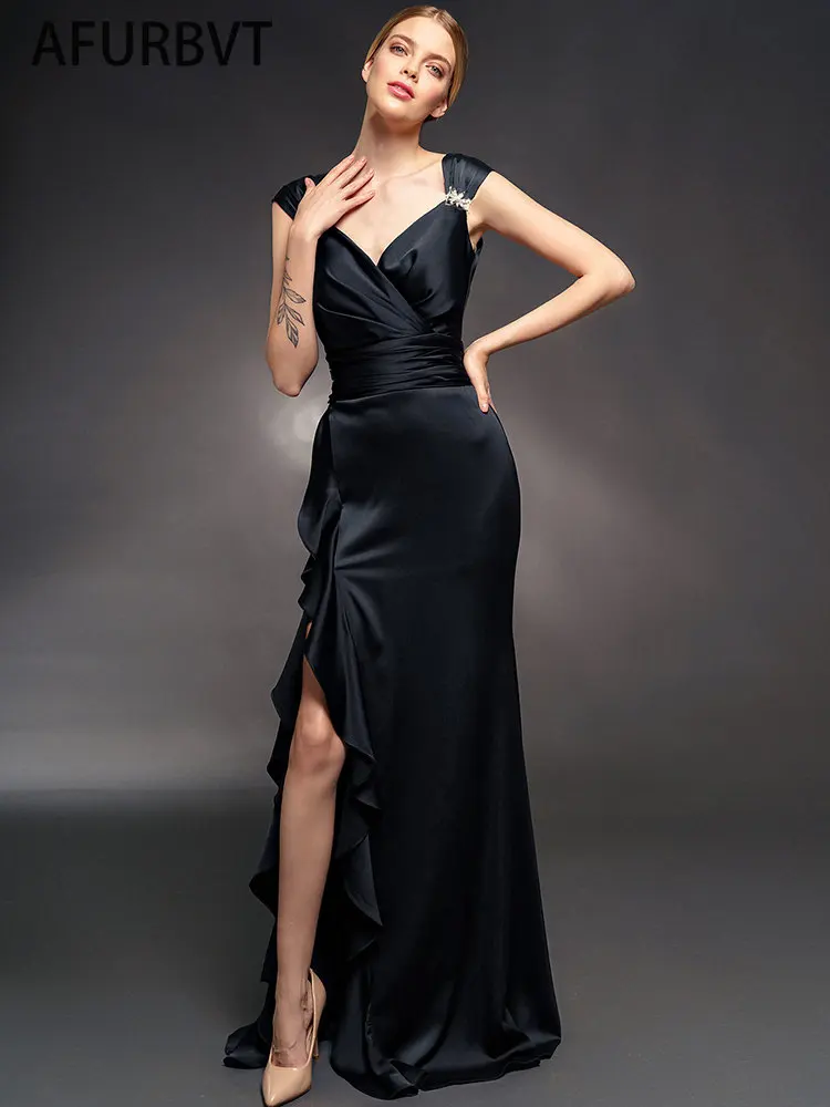 

Платье-макси из мягкого атласа с открытой спиной и разрезом