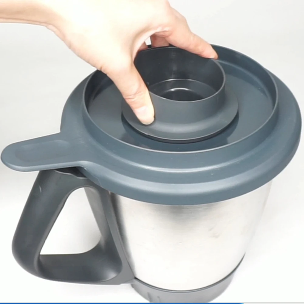 

With Scale Measuring Cup Safe -20℃~+160℃ 100ml Capacity Reinforced Nylon Corrosion Resistant Filler Cap Design