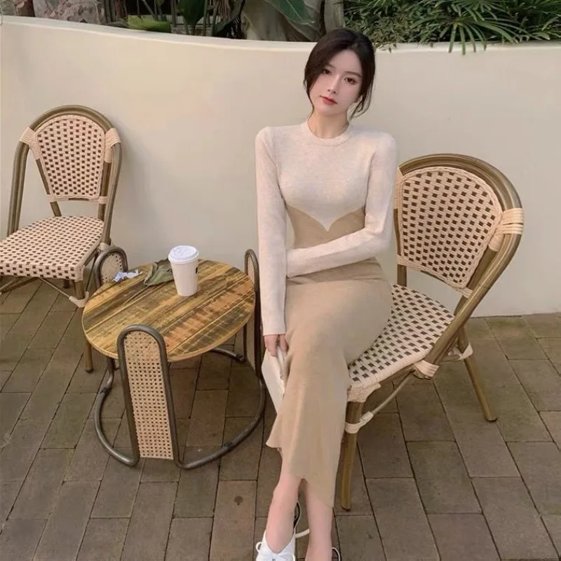 Женское трикотажное платье облегающее средней длины до колен элегантное и
