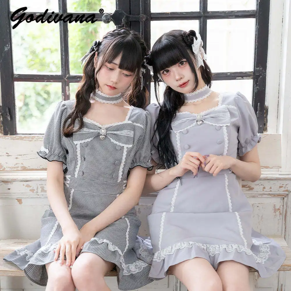 Женское приталенное платье с коротким рукавом кружевное квадратным вырезом и