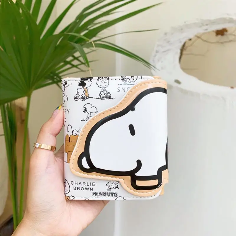 

Короткий кошелек с мультипликационным рисунком Snoopys, многофункциональный супер милый кошелек с защелкой, тройного сложения, искусственная ...