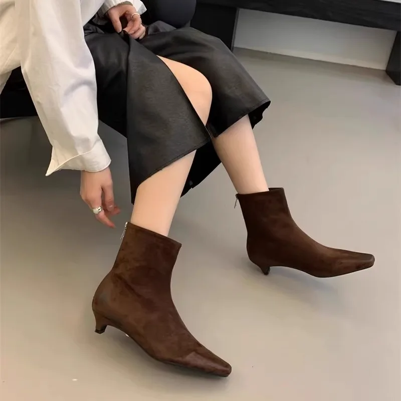 Женские сапоги на плоской подошве. Низкие кожаные резиновые тонком каблуке.