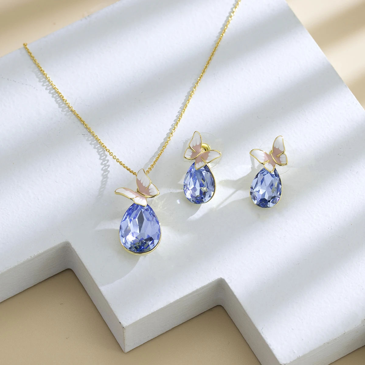 

Комплект из колье и серёг, с фианитом