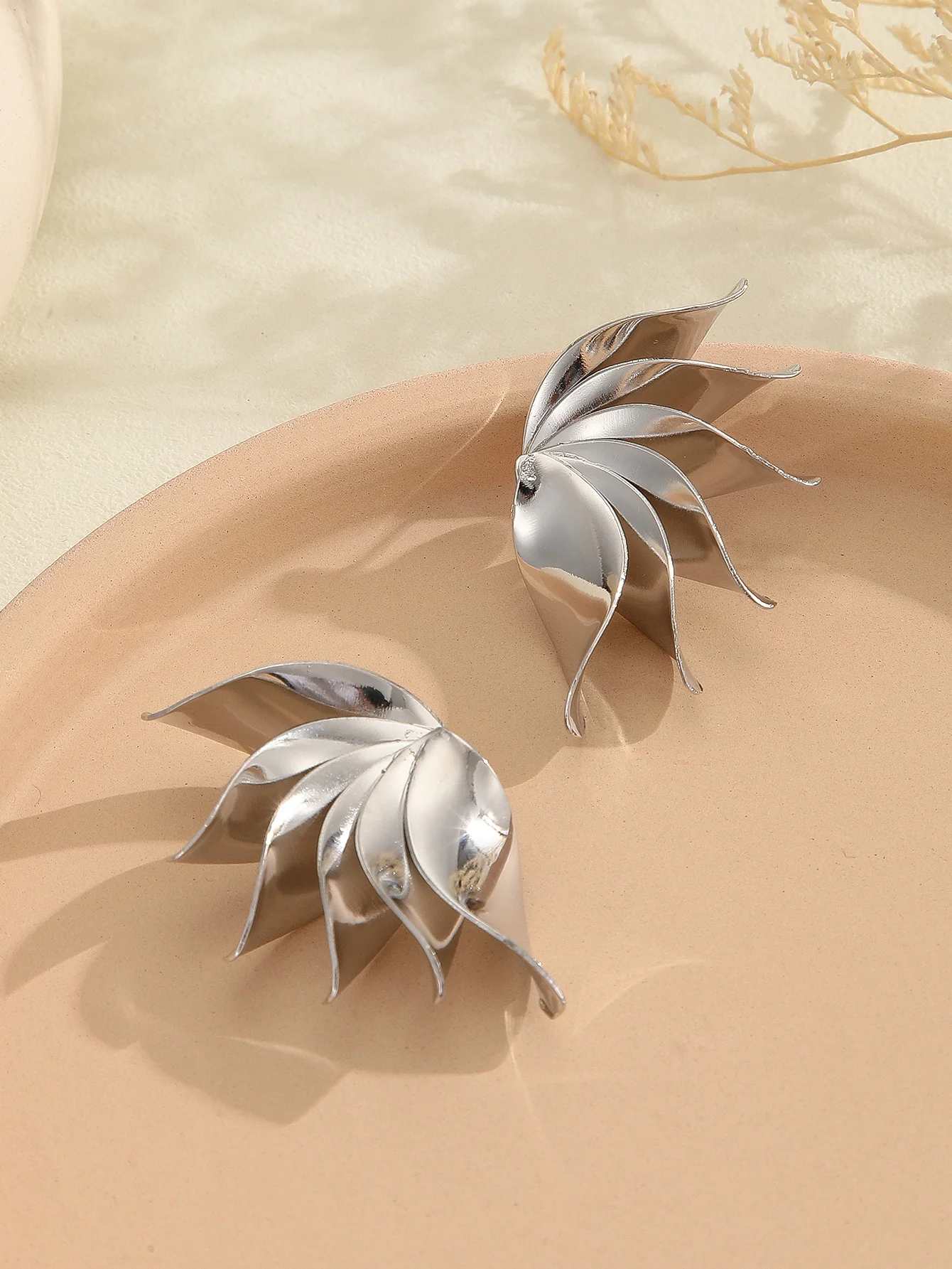 Женские серьги-гвоздики в виде цветов