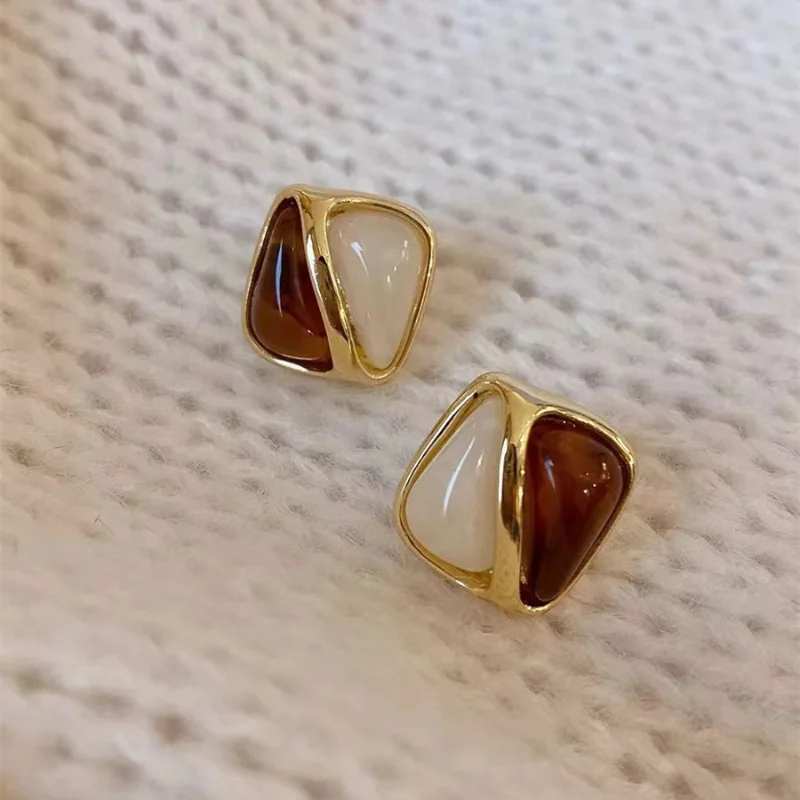 

Fashionable Retro Amber Geometric Square Earrings for Women Exquisite Simple Square Metal Geometry Earnail Jewelry Gifts