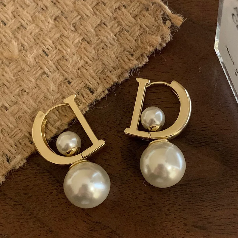 

Letter D Pearl Earrings for Women Elegant Dangle Earring Party Temperament Jewelry Female Trendy French Style Accessories 2023