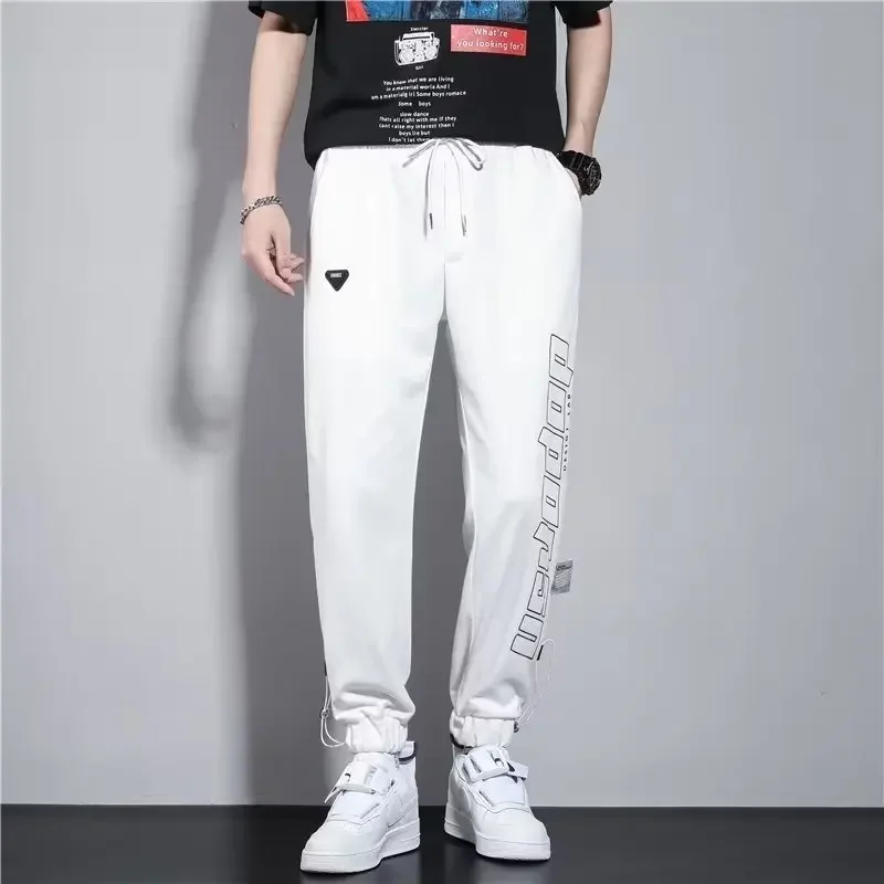 Повседневные мужские брюки свободного кроя белые укороченные с буквенным