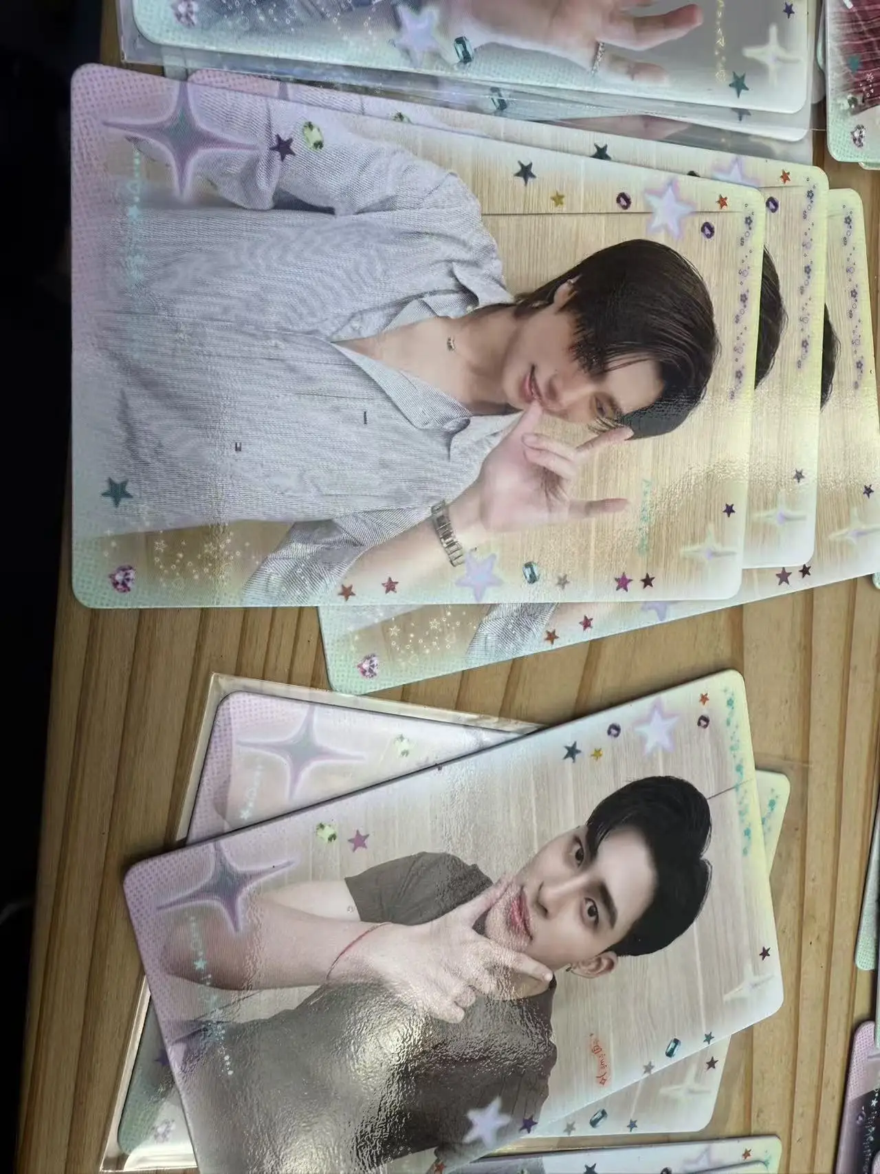 Фото Официальный магазин GmmTV POP Up 2025, Pondphuwin Joongdunk Bounprem FirstKhaotung Jimmy Sea Junior Mark, коллекционная случайная карта для мальчиков №4