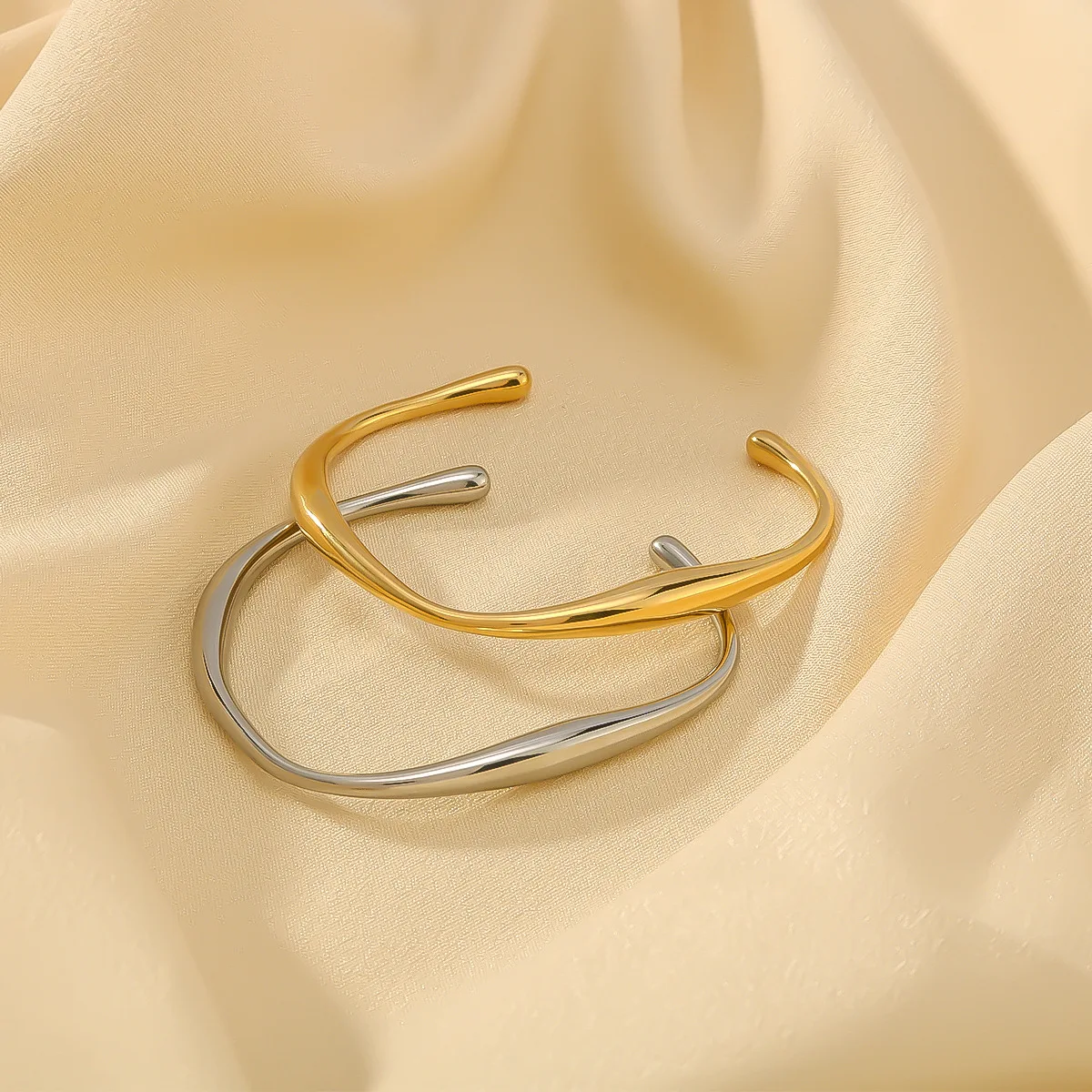 Фото Трансграничный INS популярный хит продаж нерегулярный C-образный геометрический браслет из титановой стали изогнутый асимметричный браслет с каплями воды №1