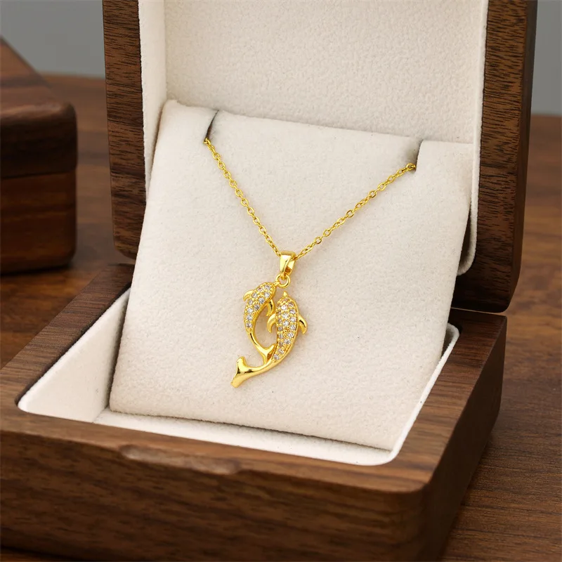 Изысканное колье из титановой стали с подвеской в виде дельфина сверкающий