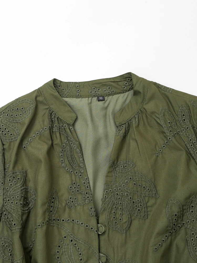 Женское мини-платье с поясом и вышивкой V-образным вырезом