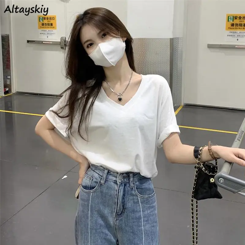 

Футболка женская с коротким рукавом и V-образным вырезом