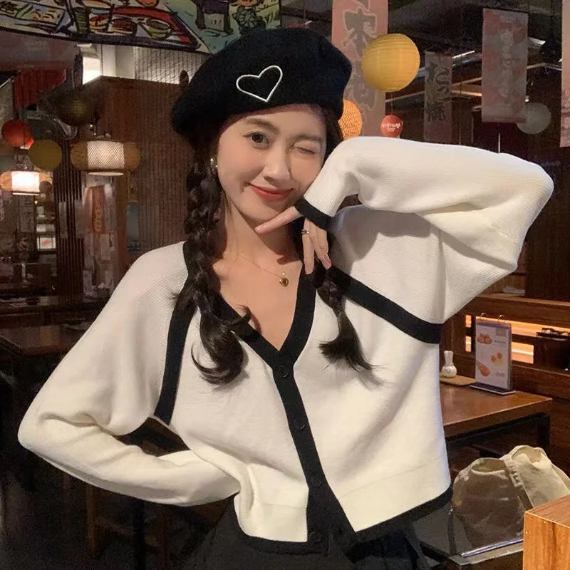 

Короткий вязаный кардиган с V-образным вырезом для женщин, осень 2022, тонкое свободное шикарное пальто с длинным рукавом, новый дизайн, женска...