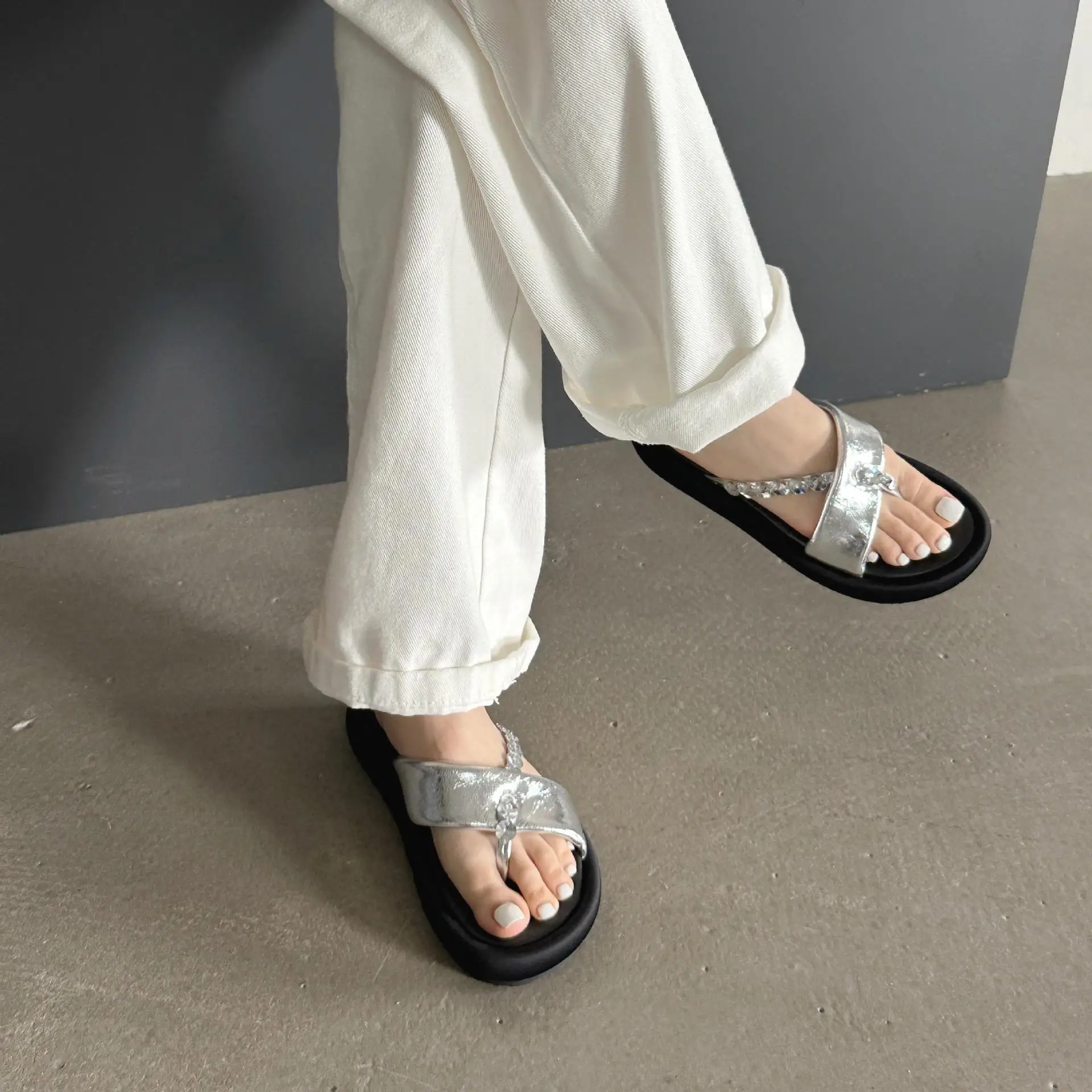 Пляжная обувь женские тапочки сланцы женская модные низкие Сабо 2024 блестящие