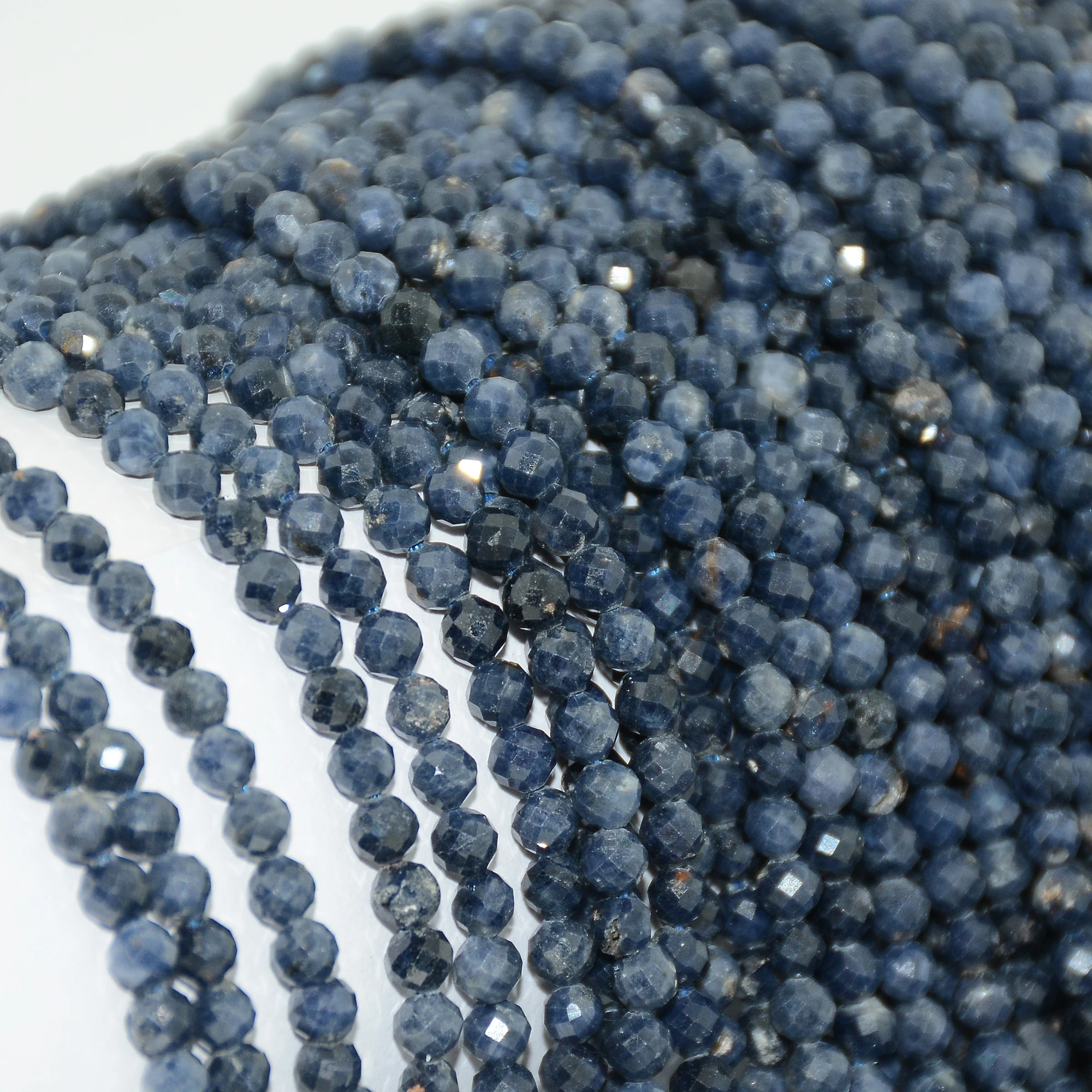 Натуральный сапфир с дефектами граненые круглые бусины 3 мм/5 мм-Место