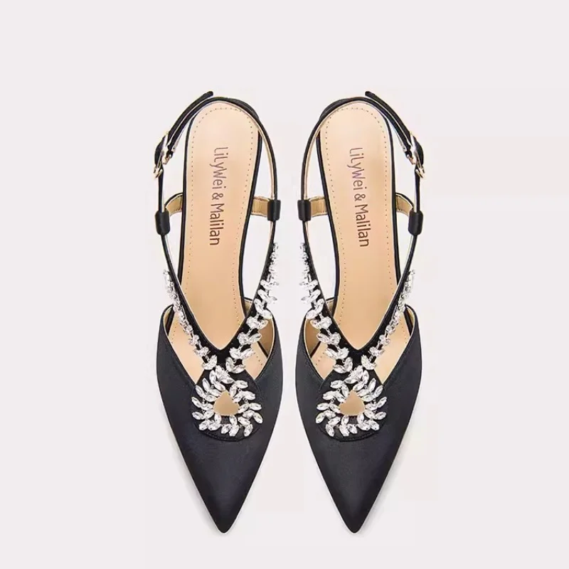 Рисунок 4 - Летние шелковые туфли с острым закрытым носком