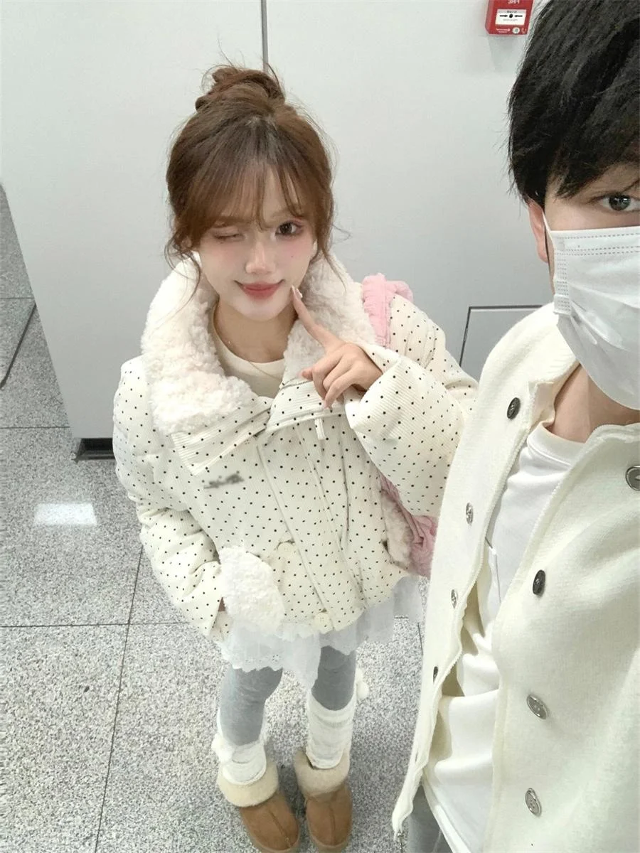 Белый пуховик с меховым воротником в горошек одежда хлопковой подкладкой