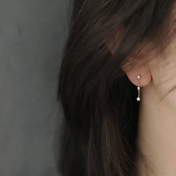 

Серьги и серьги в виде золотых бобов с блестящим цирконом, простые и универсальные