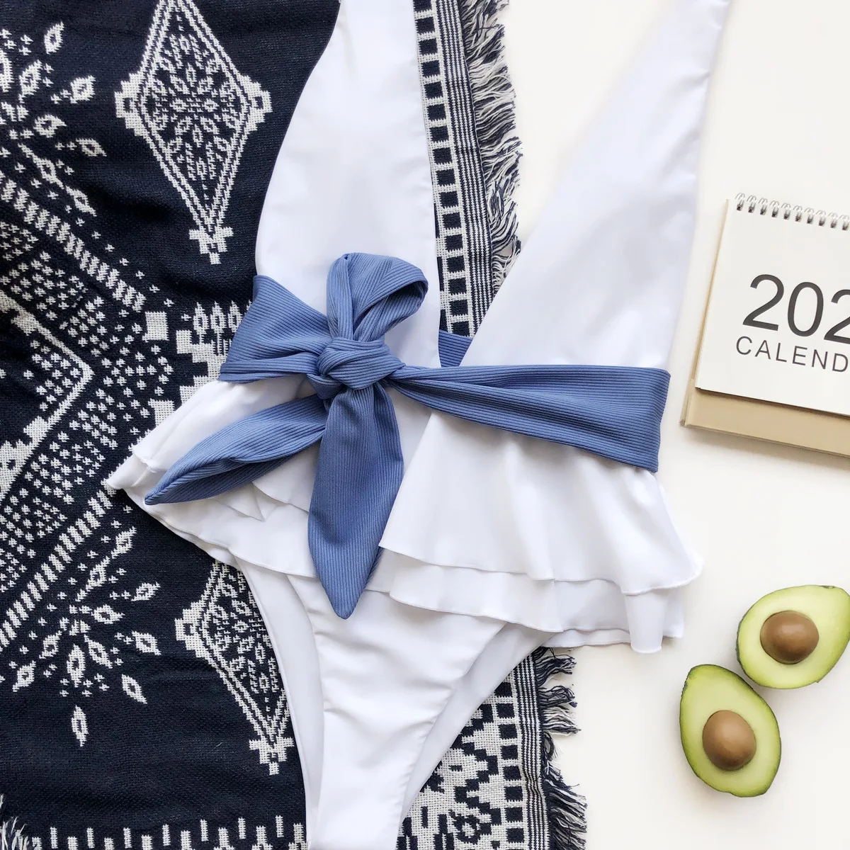 Женский слитный купальник с рюшами белый однотонный глубоким V-образным вырезом