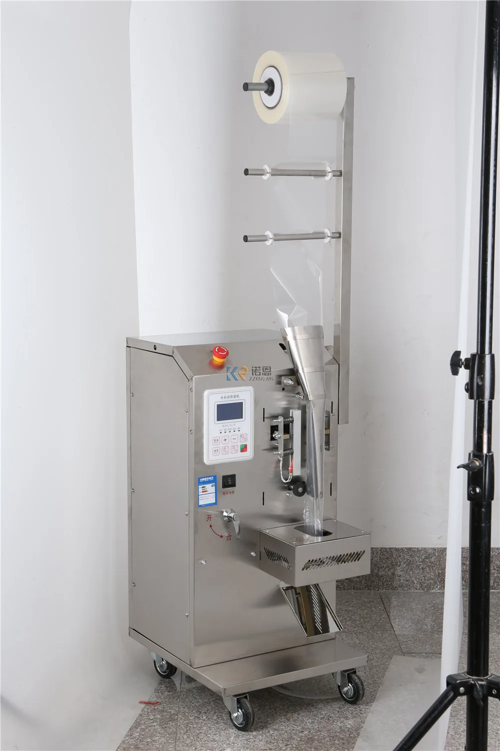 Упаковочная машина для розлива жидкости с чистой водой |