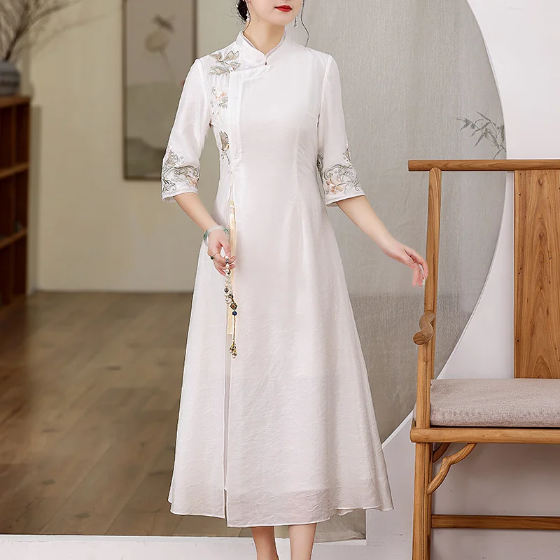 Женское летнее платье-трапеция с вышивкой