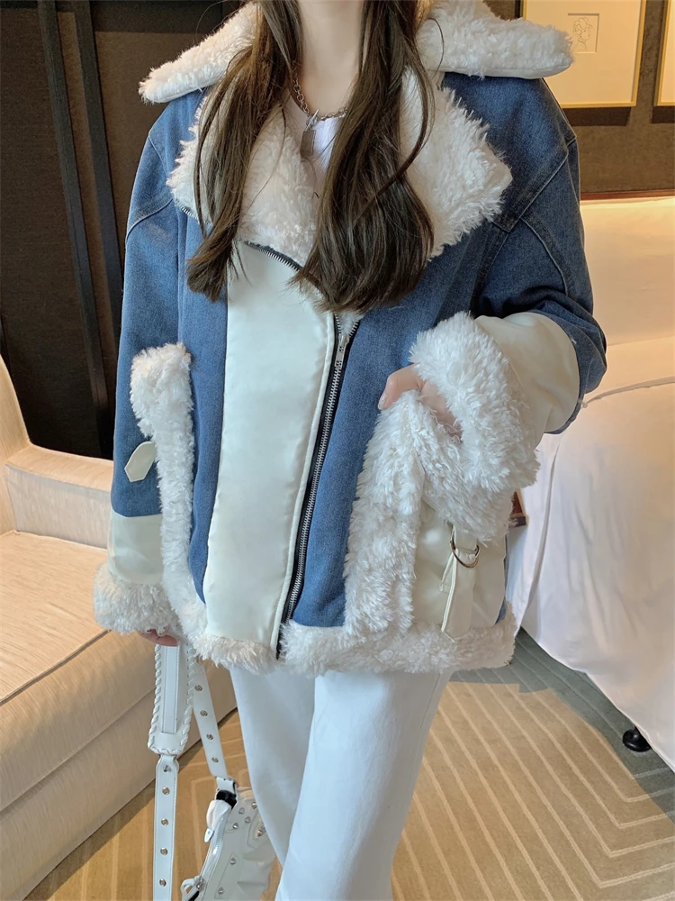 

Куртка женская хлопковая свободного покроя, короткая утепленная теплая с отворотом, на молнии, с длинным рукавом, джинсовая строчка из овеч...