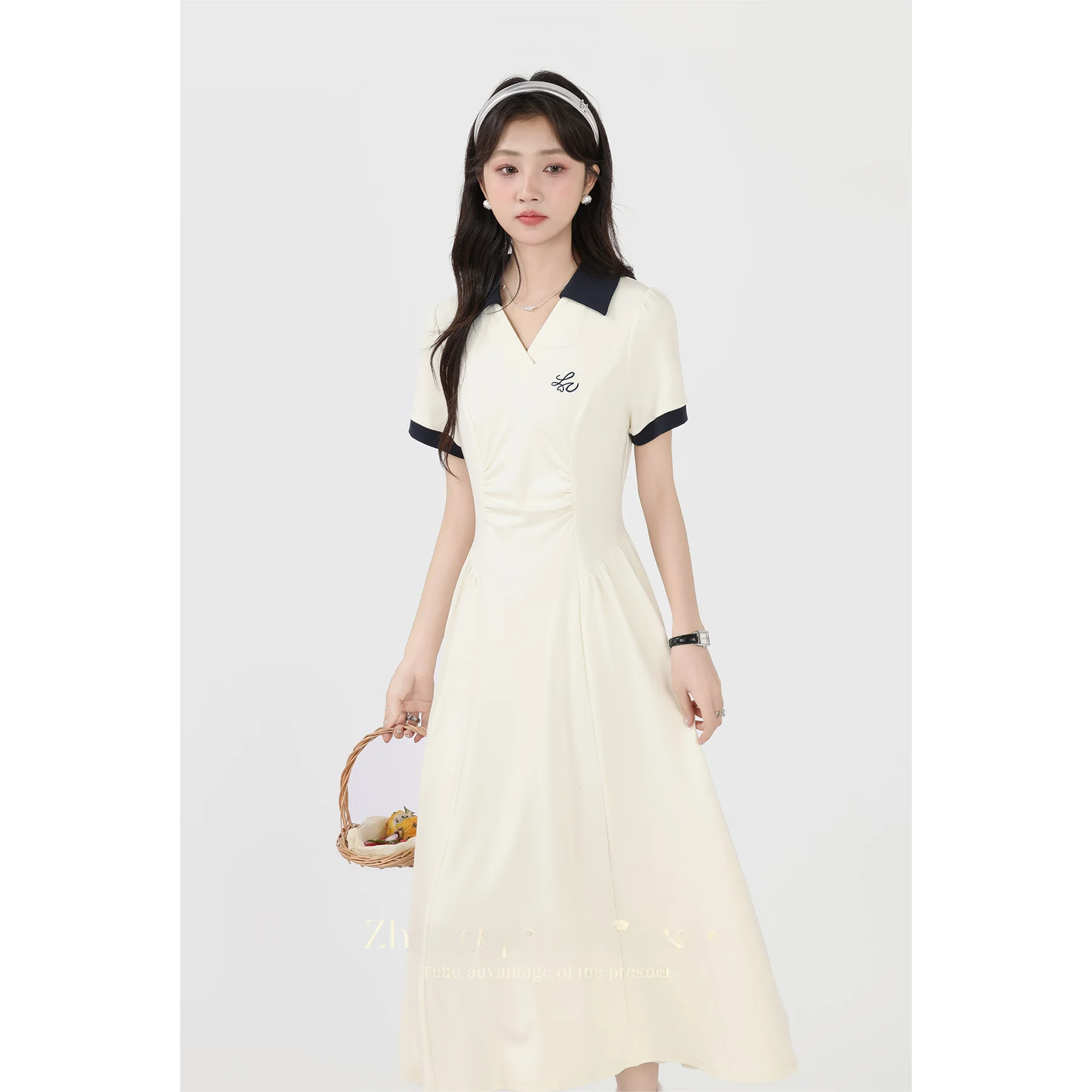 Женское платье с высокой талией и V-образным вырезом