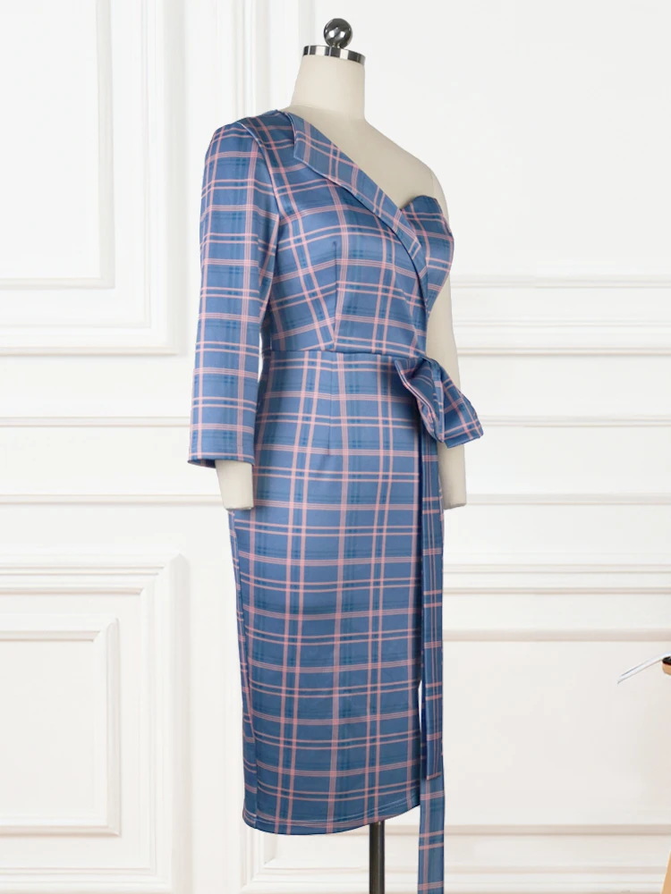 Платье женское клетчатое с баской асимметричным рукавом на одно плечо в