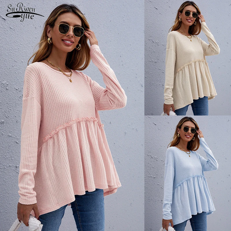 

Женская трикотажная блузка с длинным рукавом, круглым вырезом и воланом